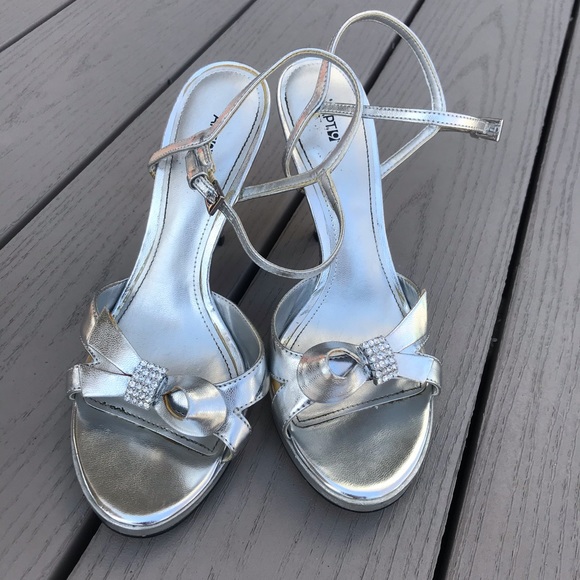 Heels - Picture 2 of 8